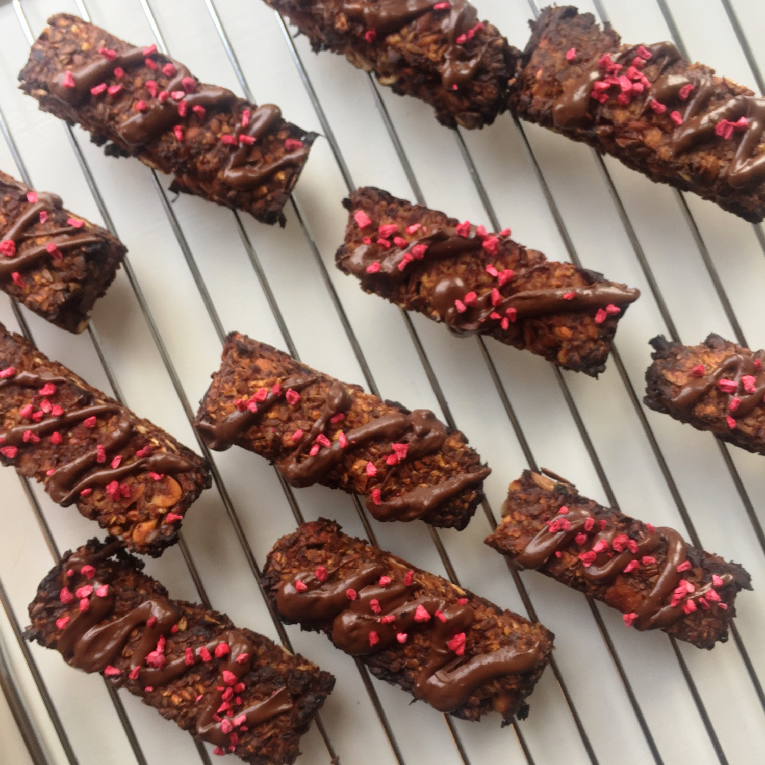 Müslibarer med nødder og mørk chokolade