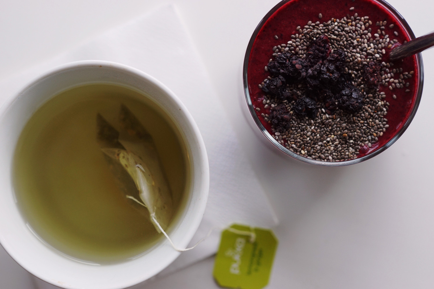 Smoothie med rødbede, acaibær og chiafrø