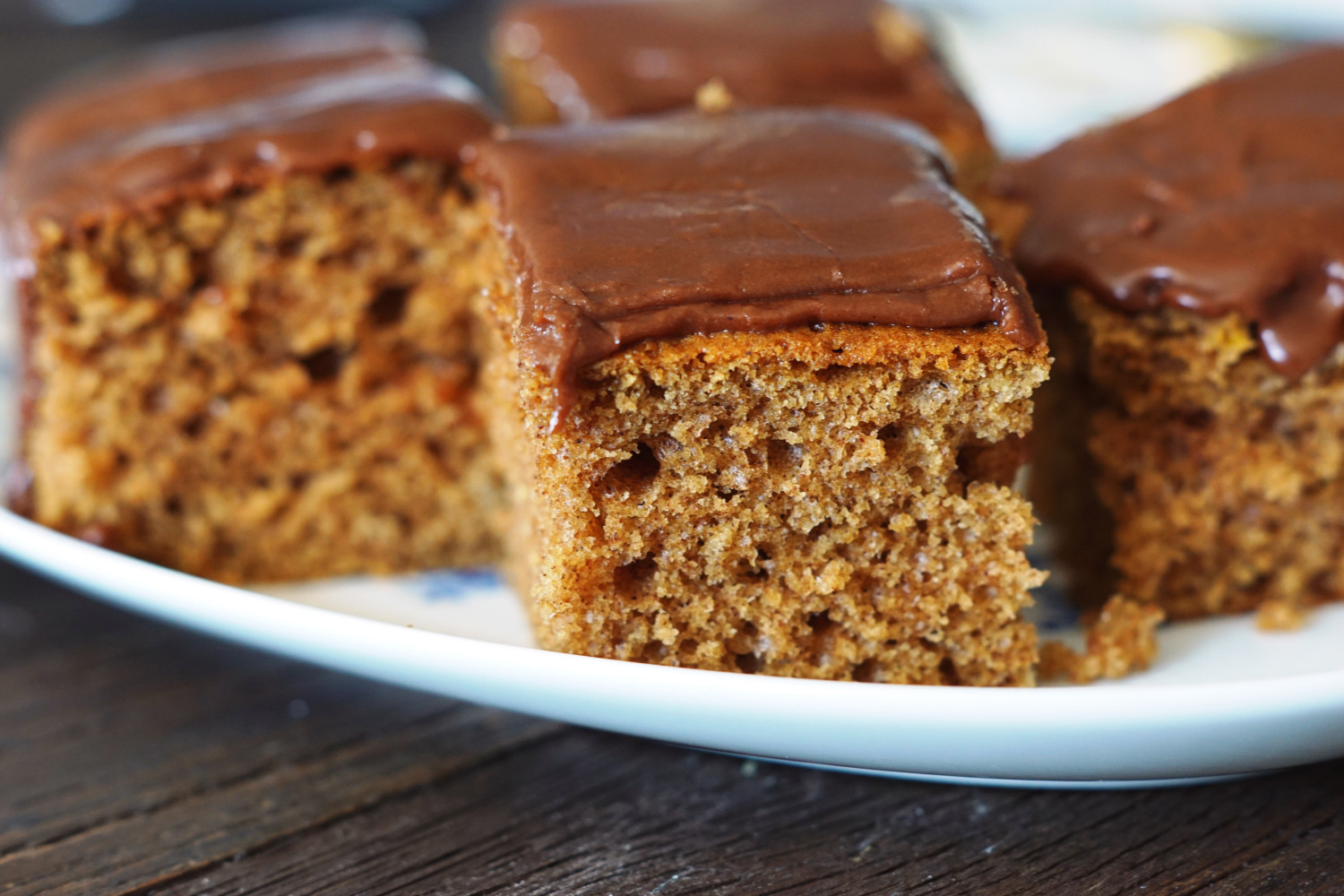 Kanelkage m. kaffe-chokolade-glasur