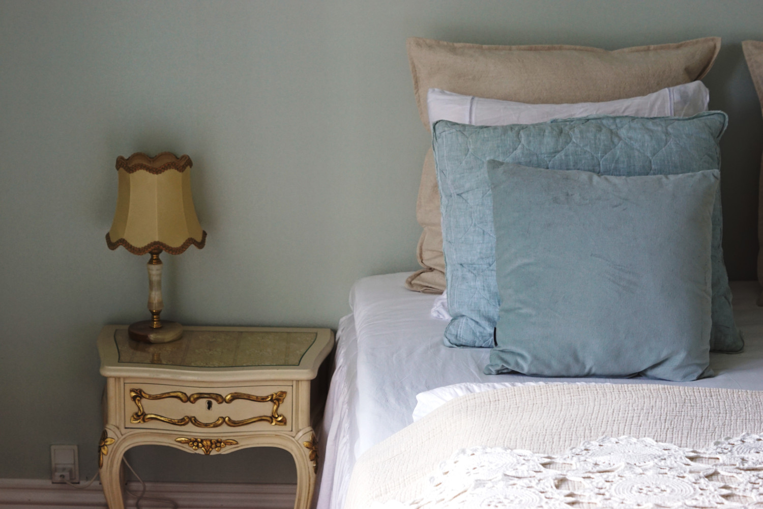 Soveværelse i støvede grønne nuancer