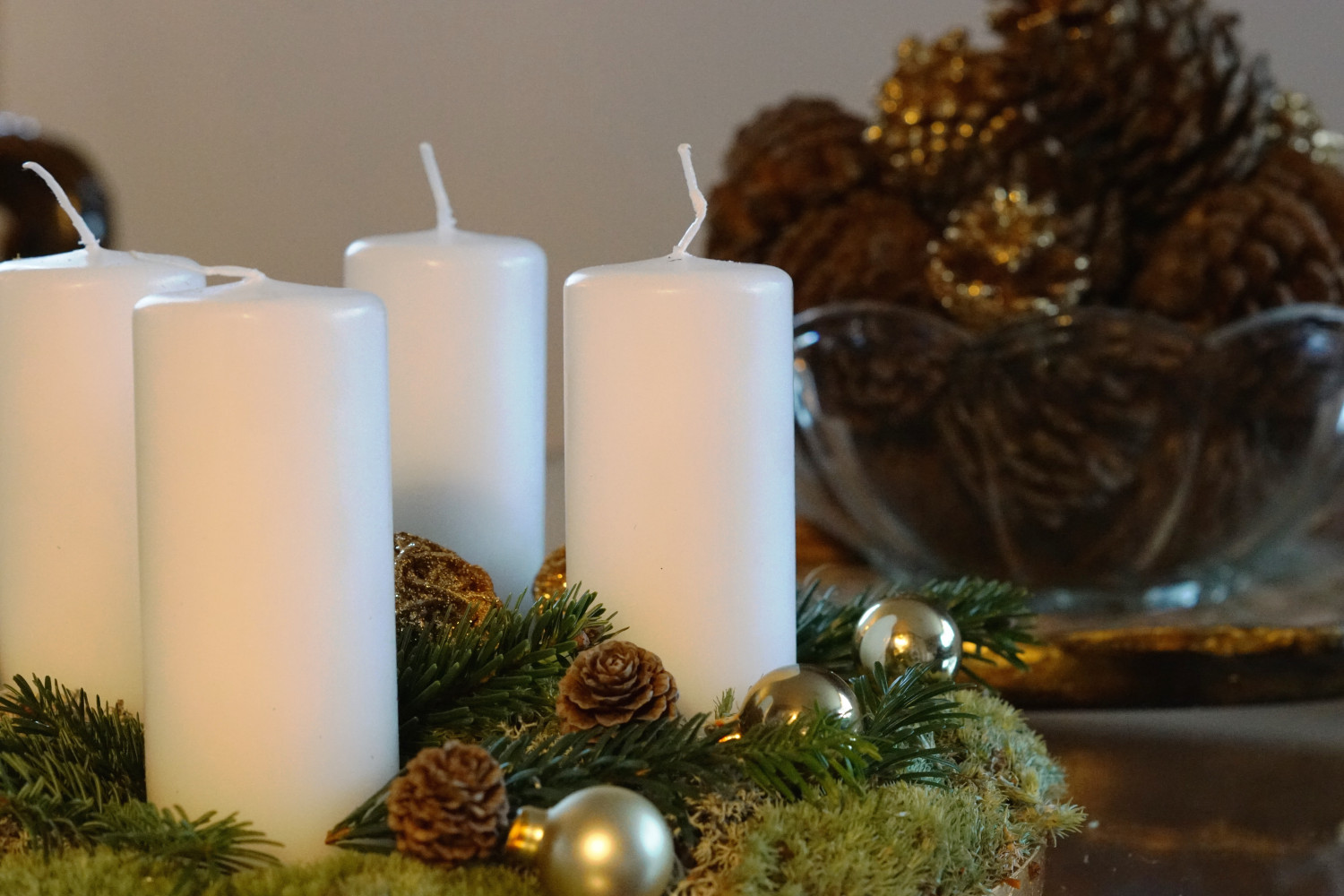 Adventsdekoration – skovbund og guld