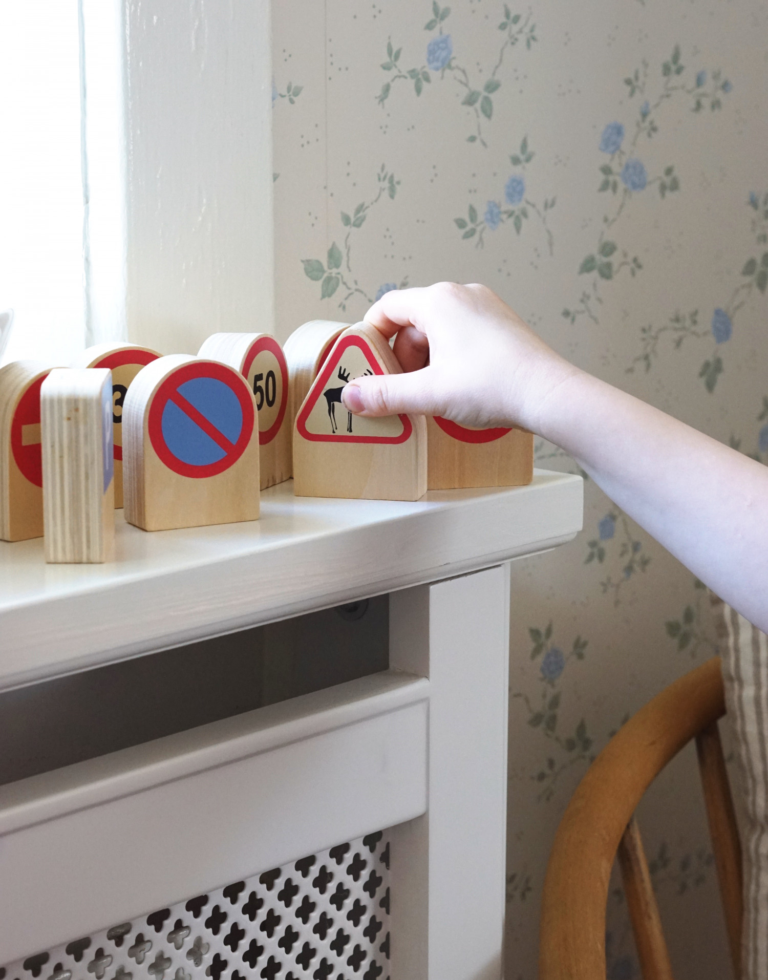 Fine legeting til en lille bilentusiast