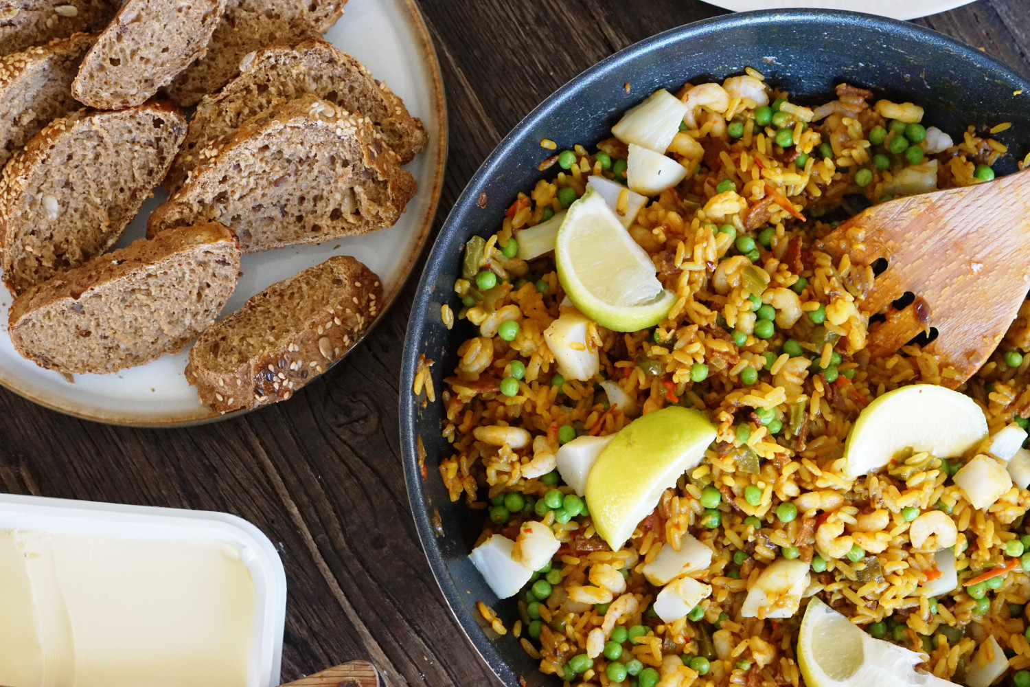 Skaldyrspaella m. gurkemeje