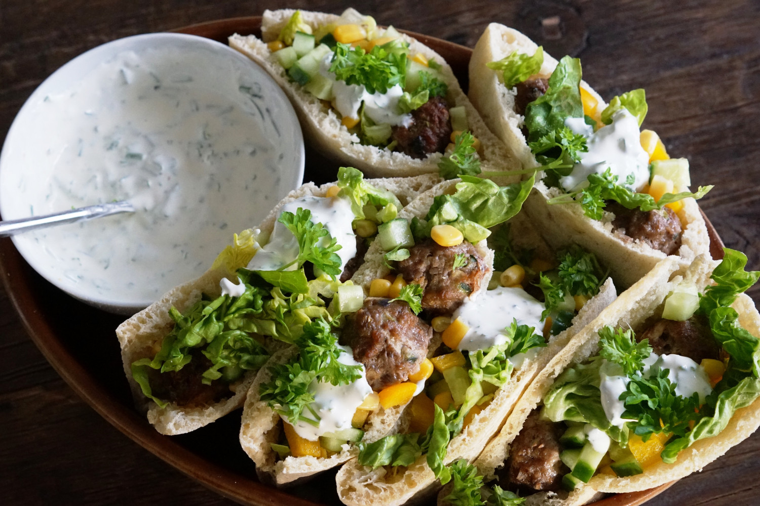 Pitabrød med grønt og spicy kødboller