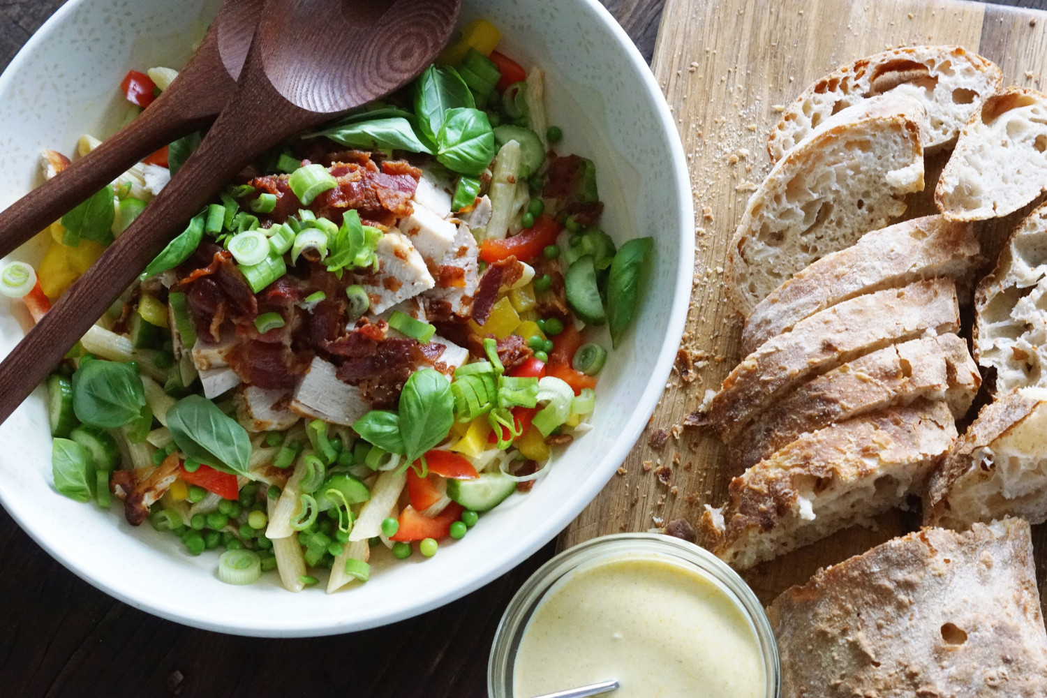 Kylling-bacon pastasalat m. karrydressing