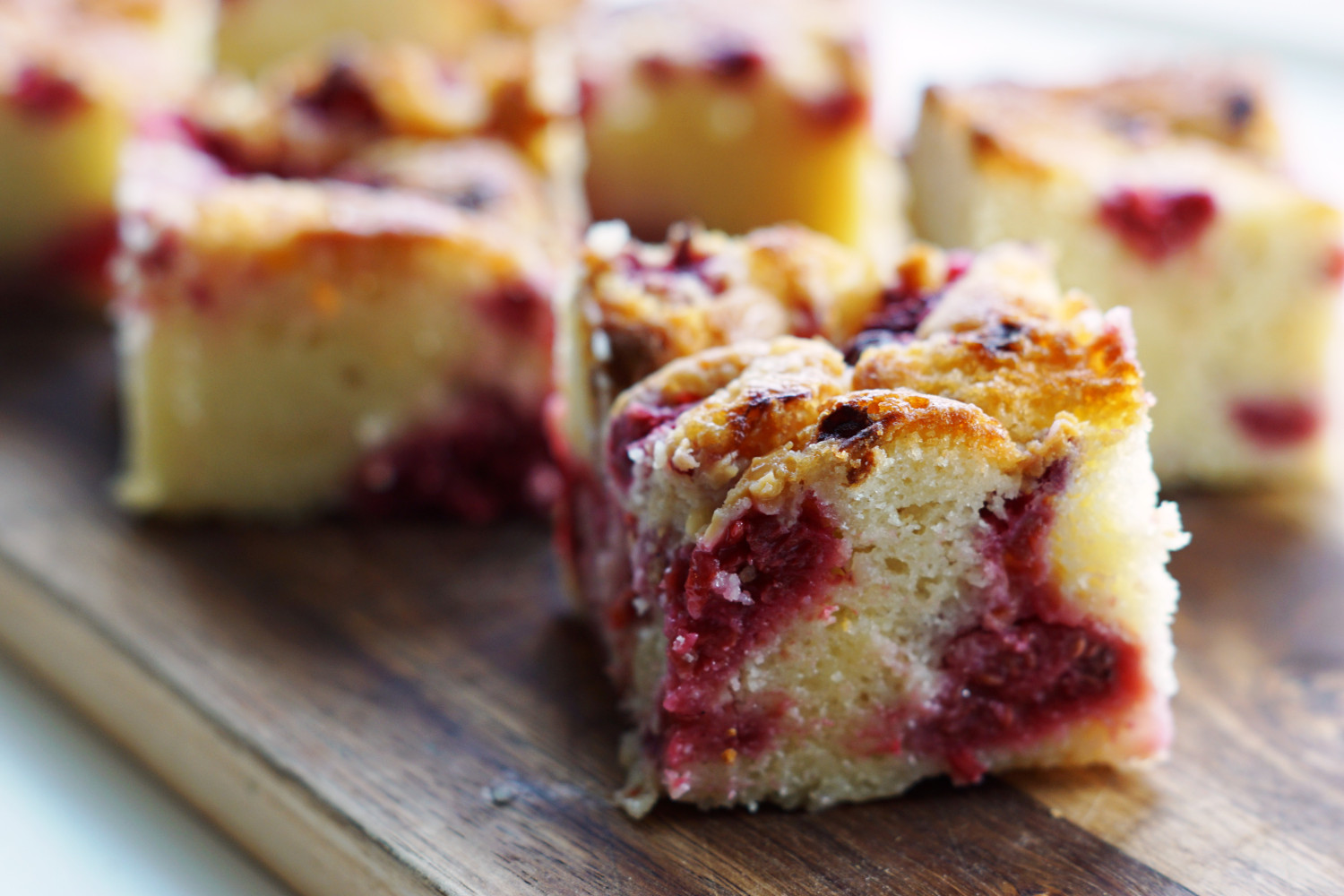 Blondie m. hindbær og hvid chokolade