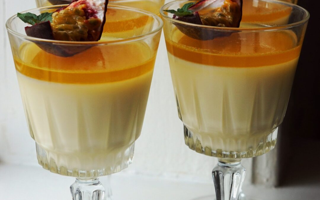 Panna cotta m. hvid chokolade og mango-passiongelé