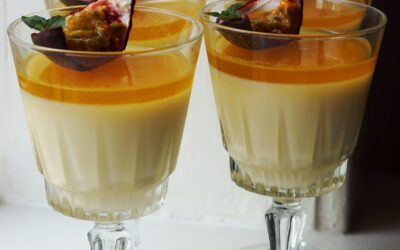 Panna cotta m. hvid chokolade og mango-passiongelé