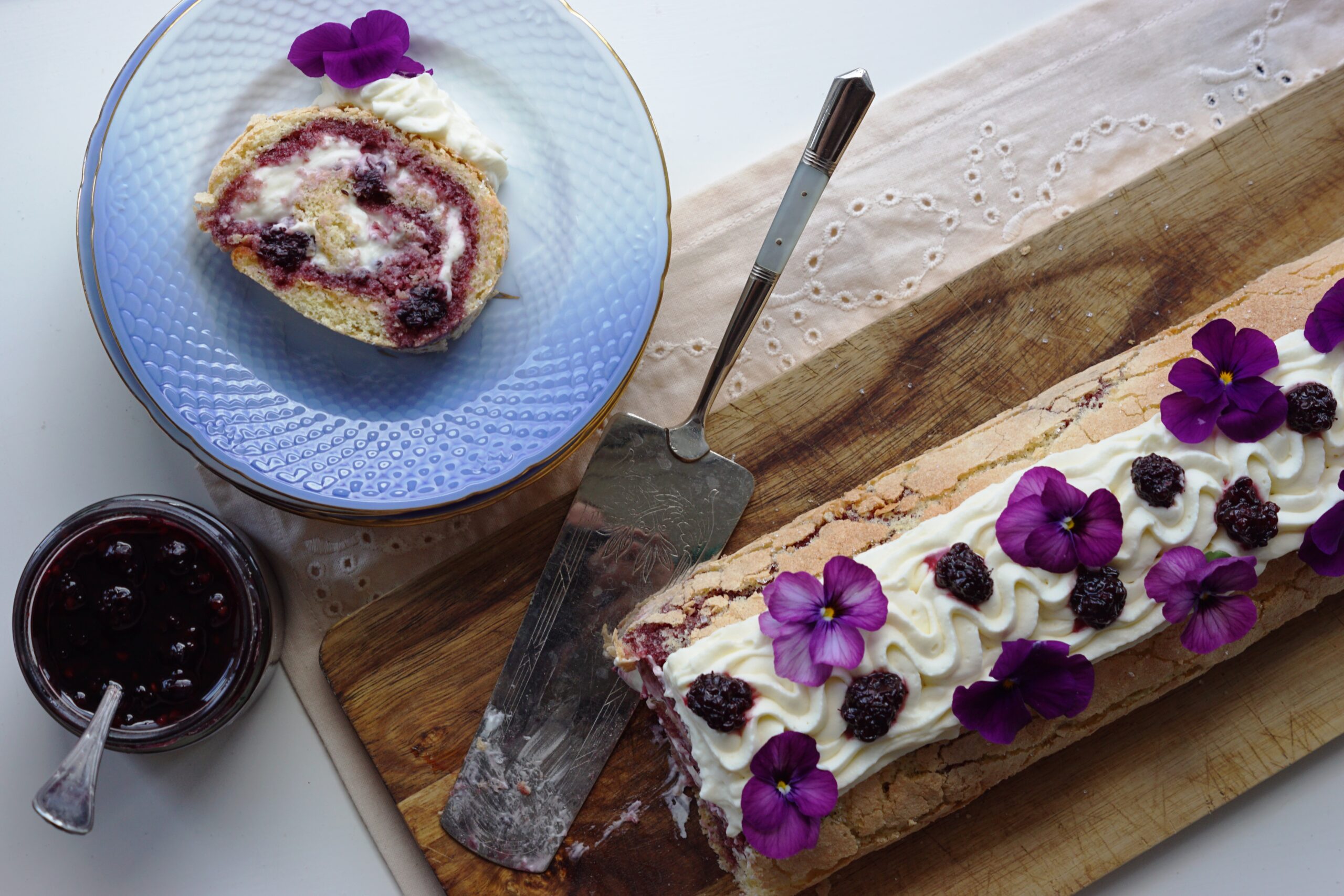Roulade m. brombær og hvid chokolade